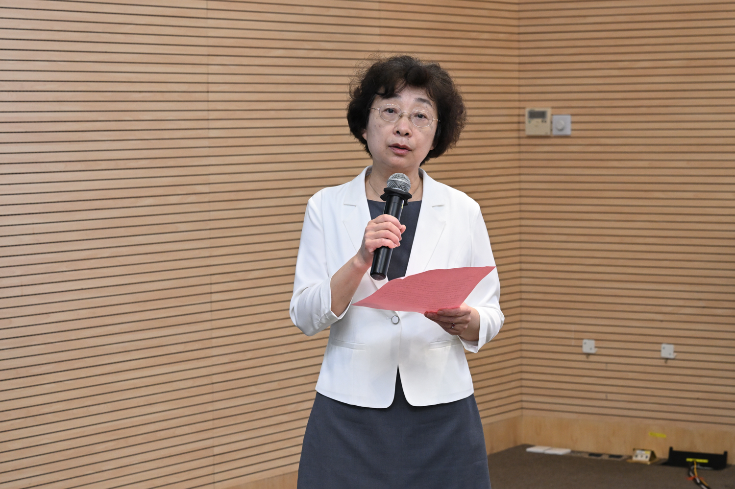 珠海校区管委会副主任虞立红主持.jpg