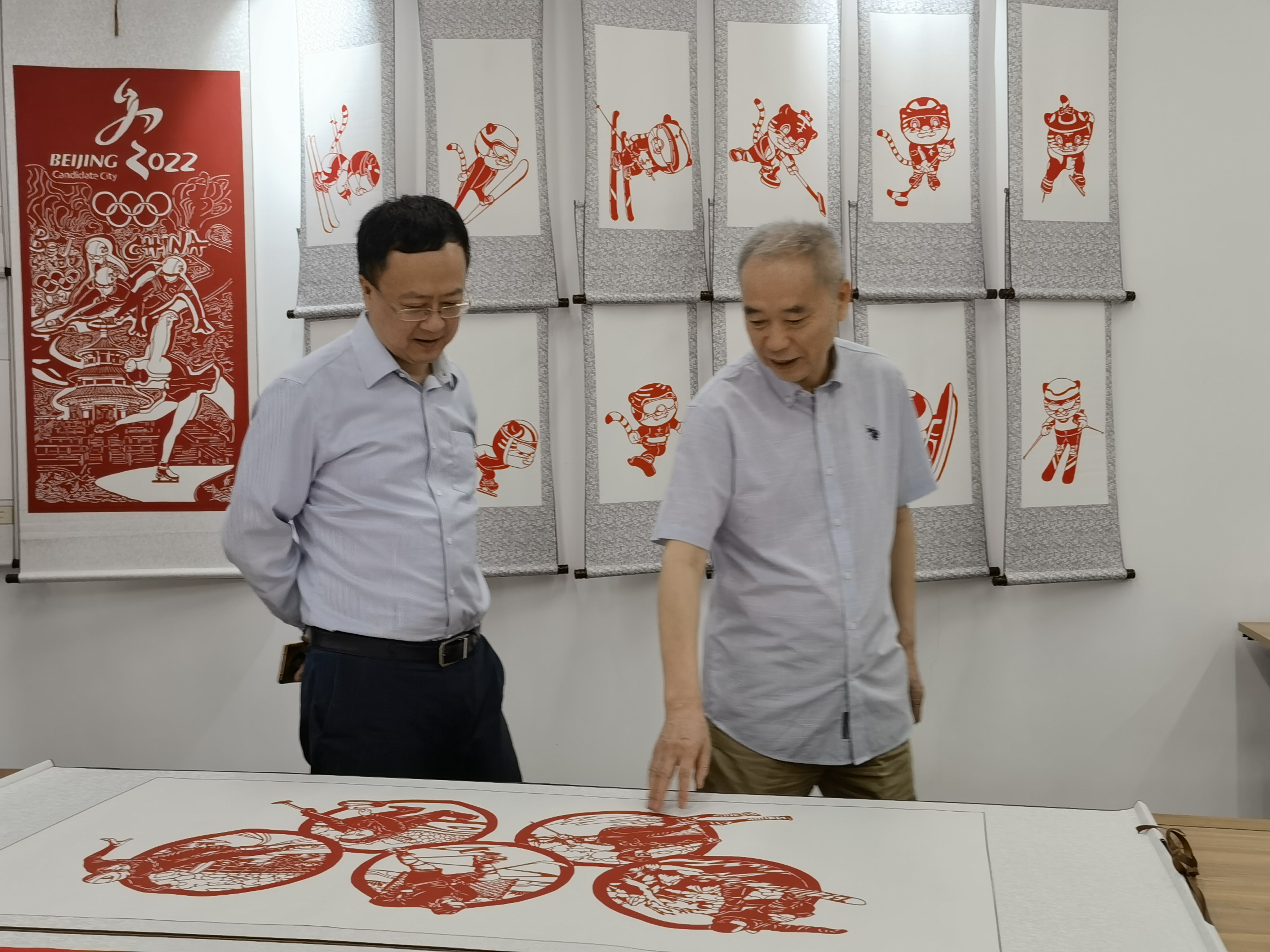 图3 现场调研非物质文化遗产研究与发展中心.jpeg