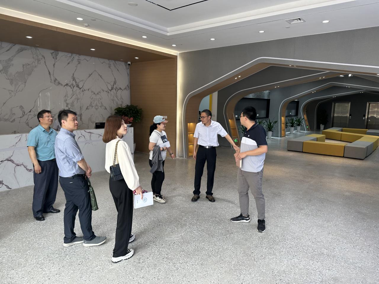 调研小组考察乡长学院培训场所.jpg