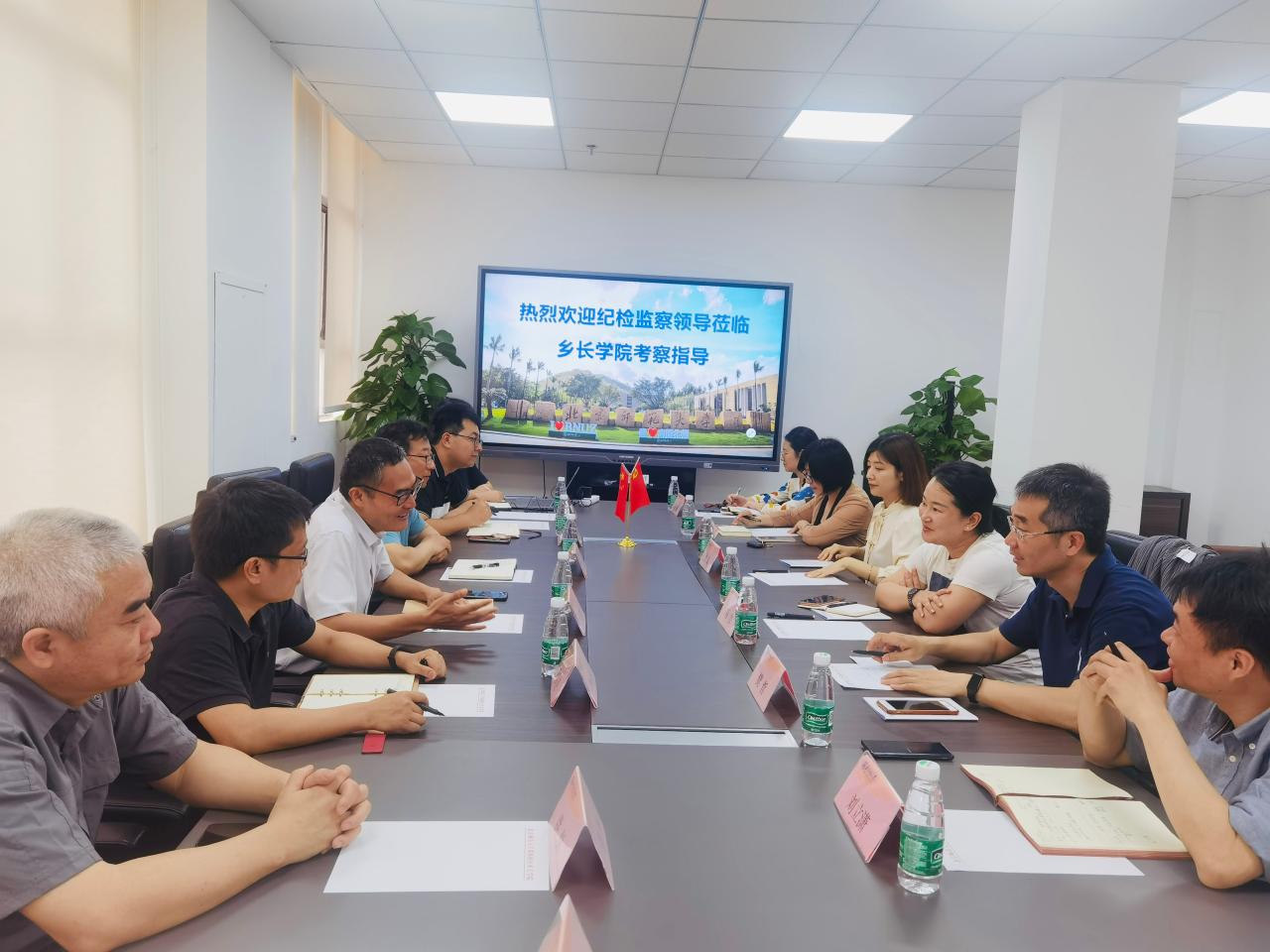 亓俊国介绍乡长学院发展情况.jpg