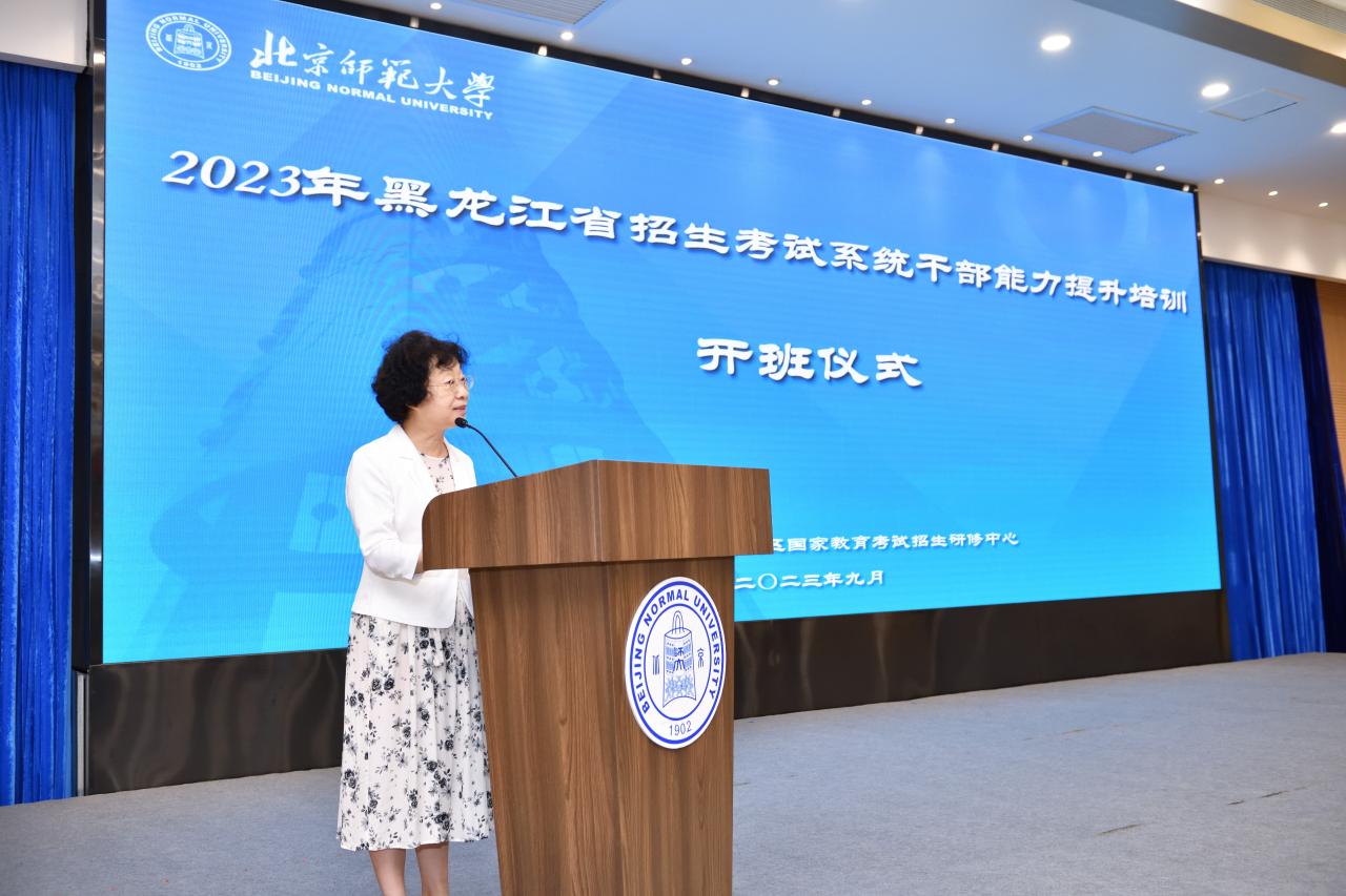 虞立红主持活动.jpg