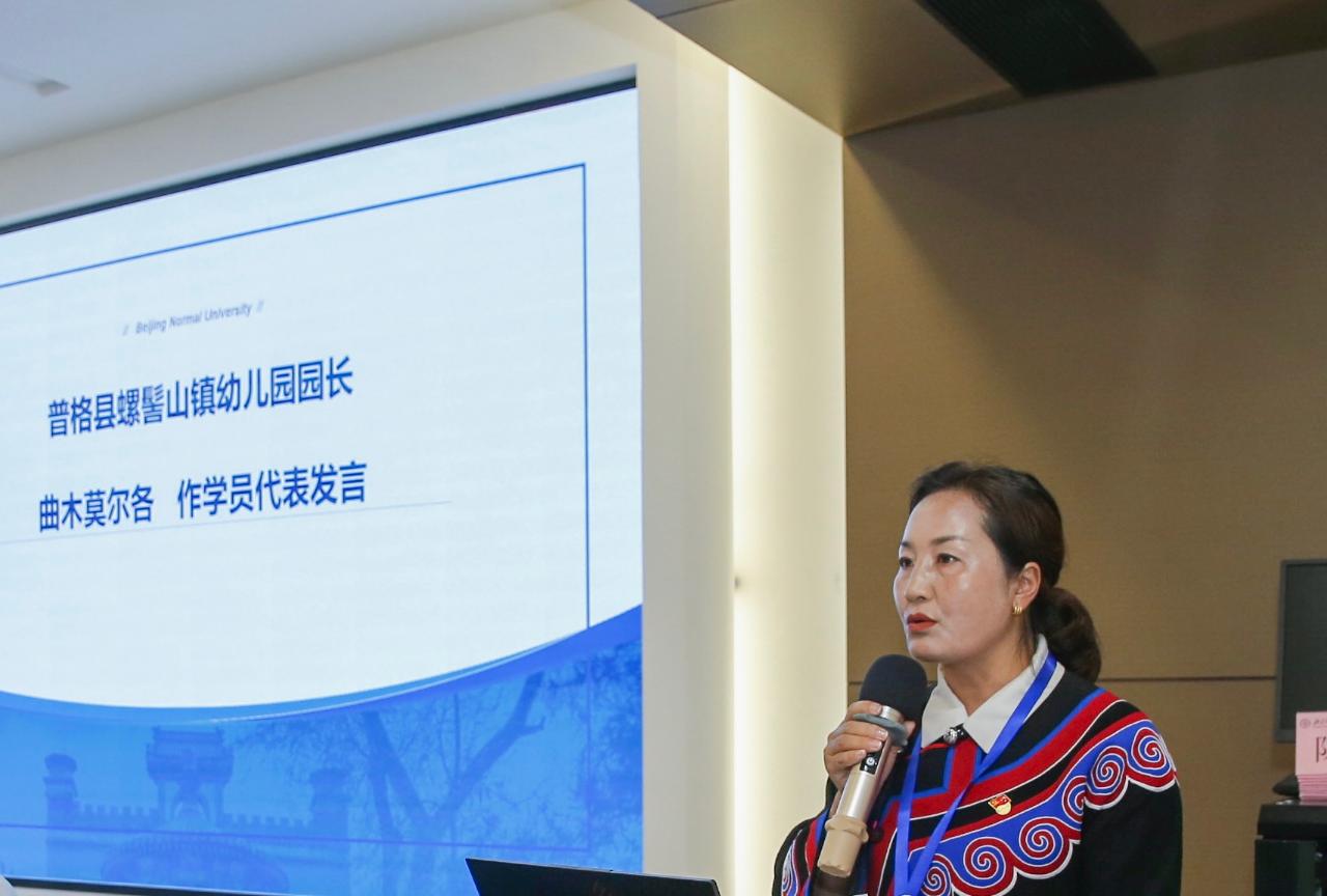 图四：普格县螺髻山镇幼儿园园长曲木莫尔各作学员代表发言.jpg
