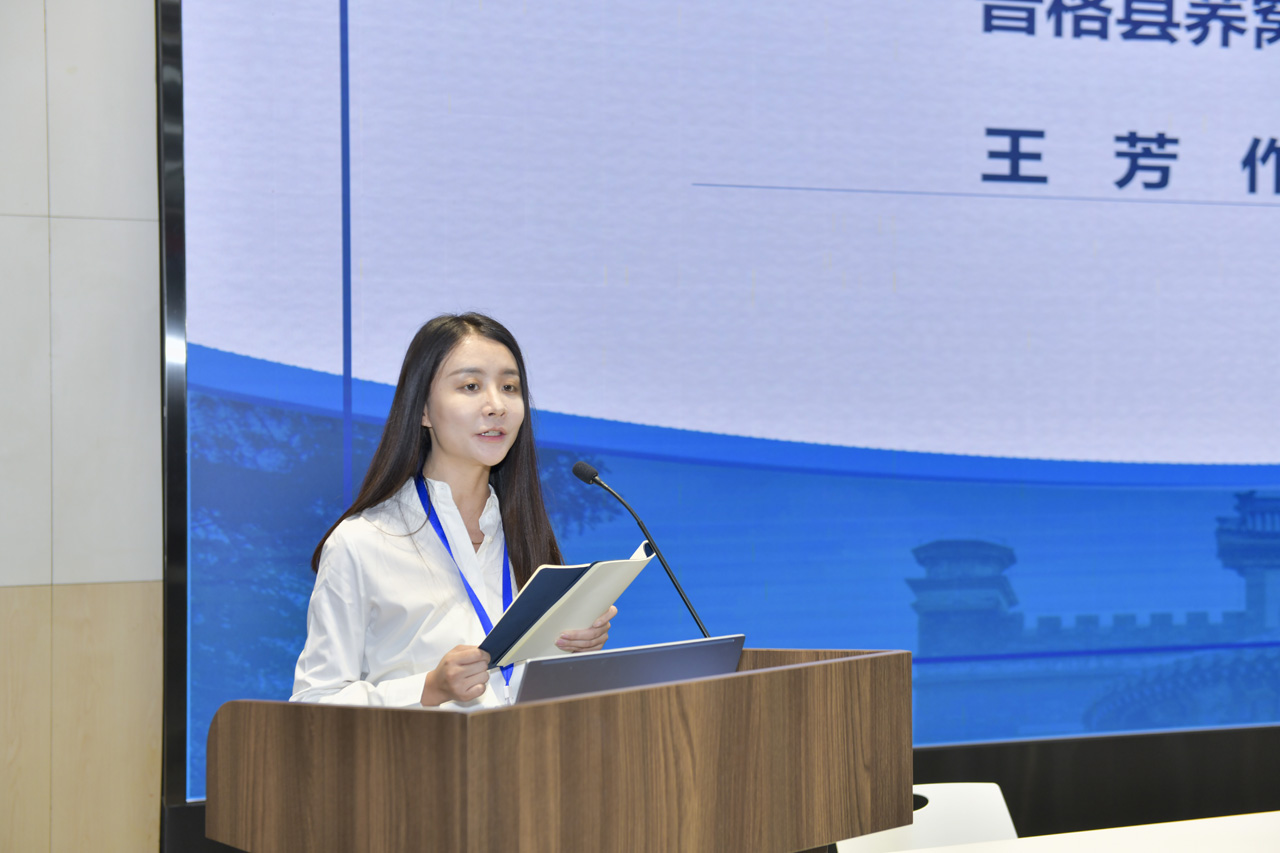 图三：普格县荞窝镇安木足小学王芳老师作学员代表发言.jpg