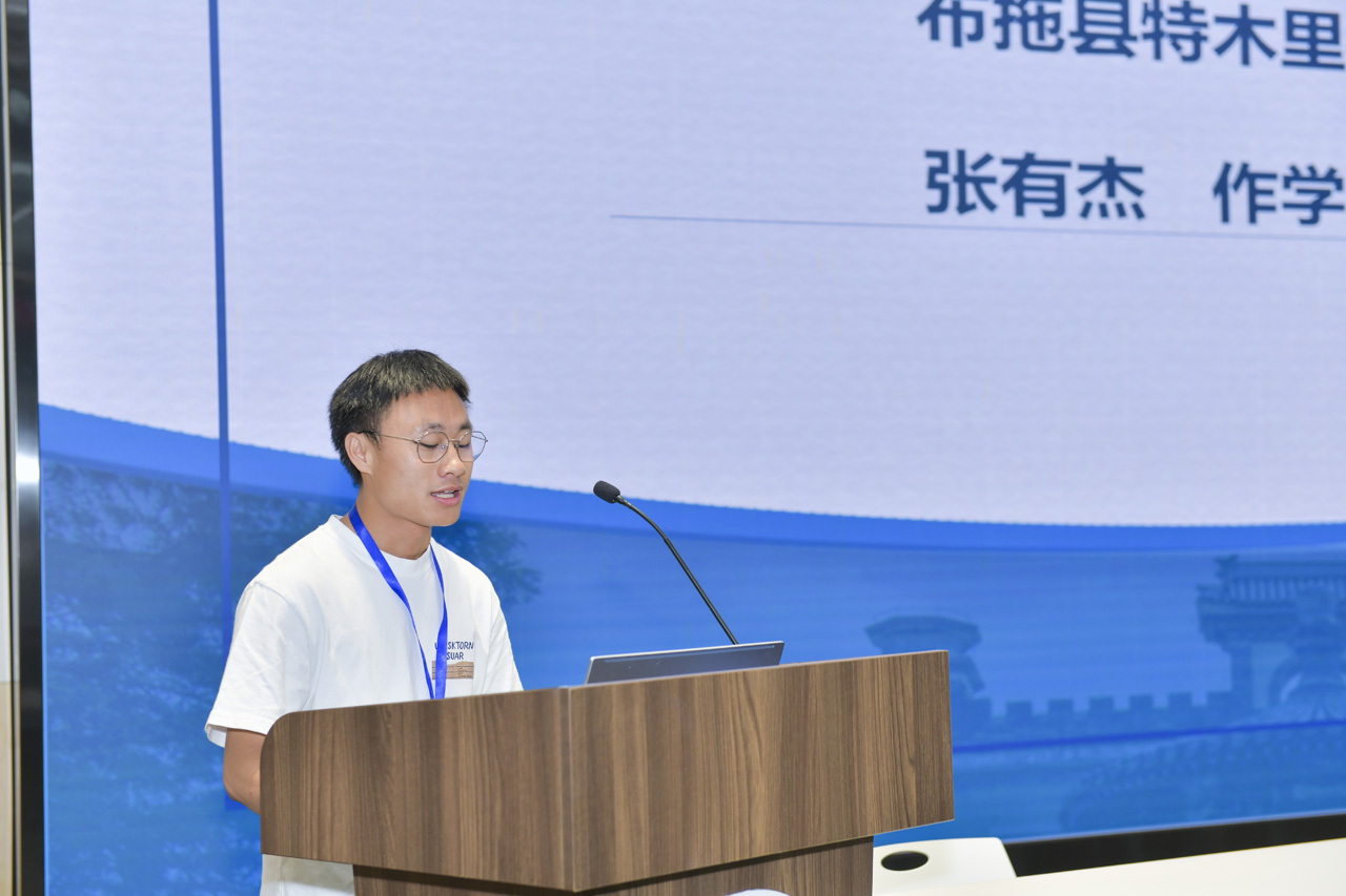 图四：布拖县特木里镇依撒小学张有杰老师作学员代表发言.jpg