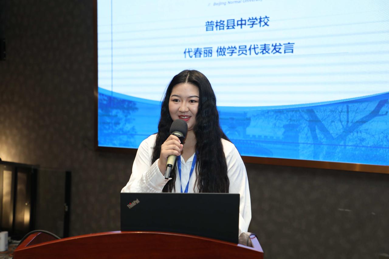 图四：普格县中学校代春丽做学员代表发言.jpg