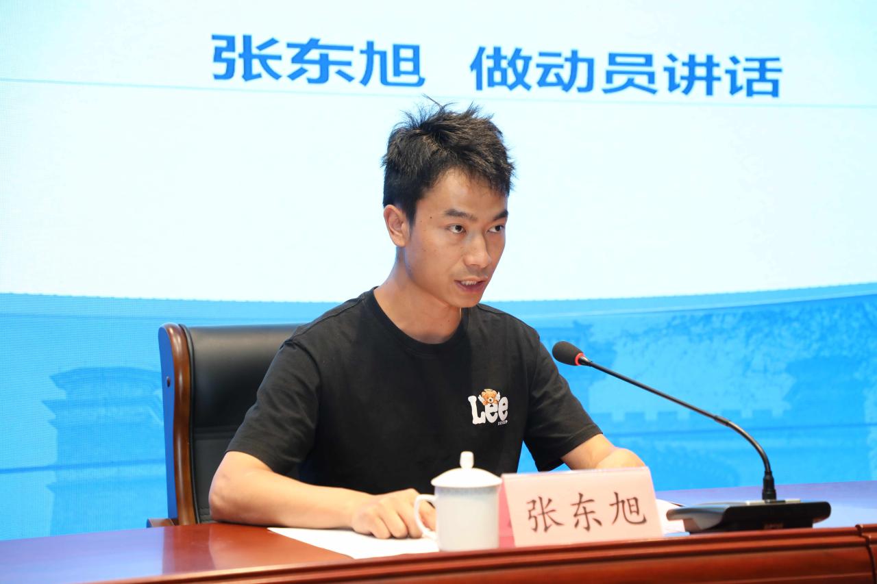 图三：四川省布拖中学数学教师张东旭做动员讲话.jpg