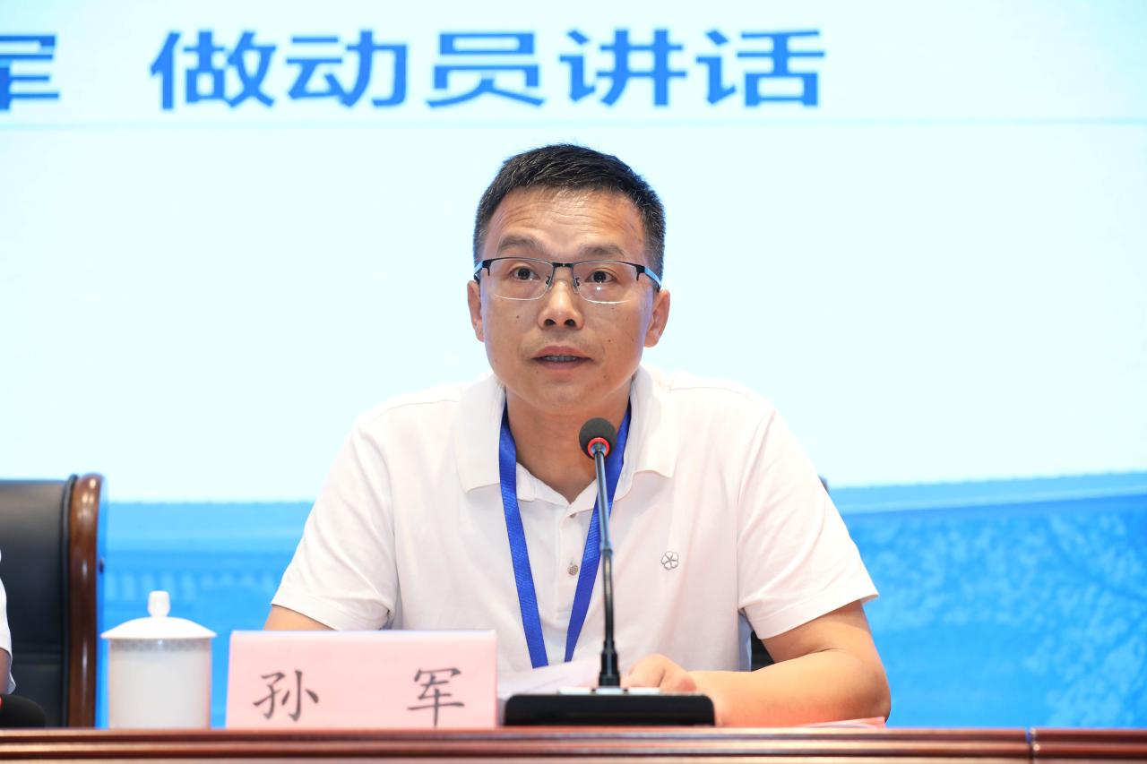 图四：布拖县教育体育与科学技术局办公室主任孙军做动员讲话.jpg