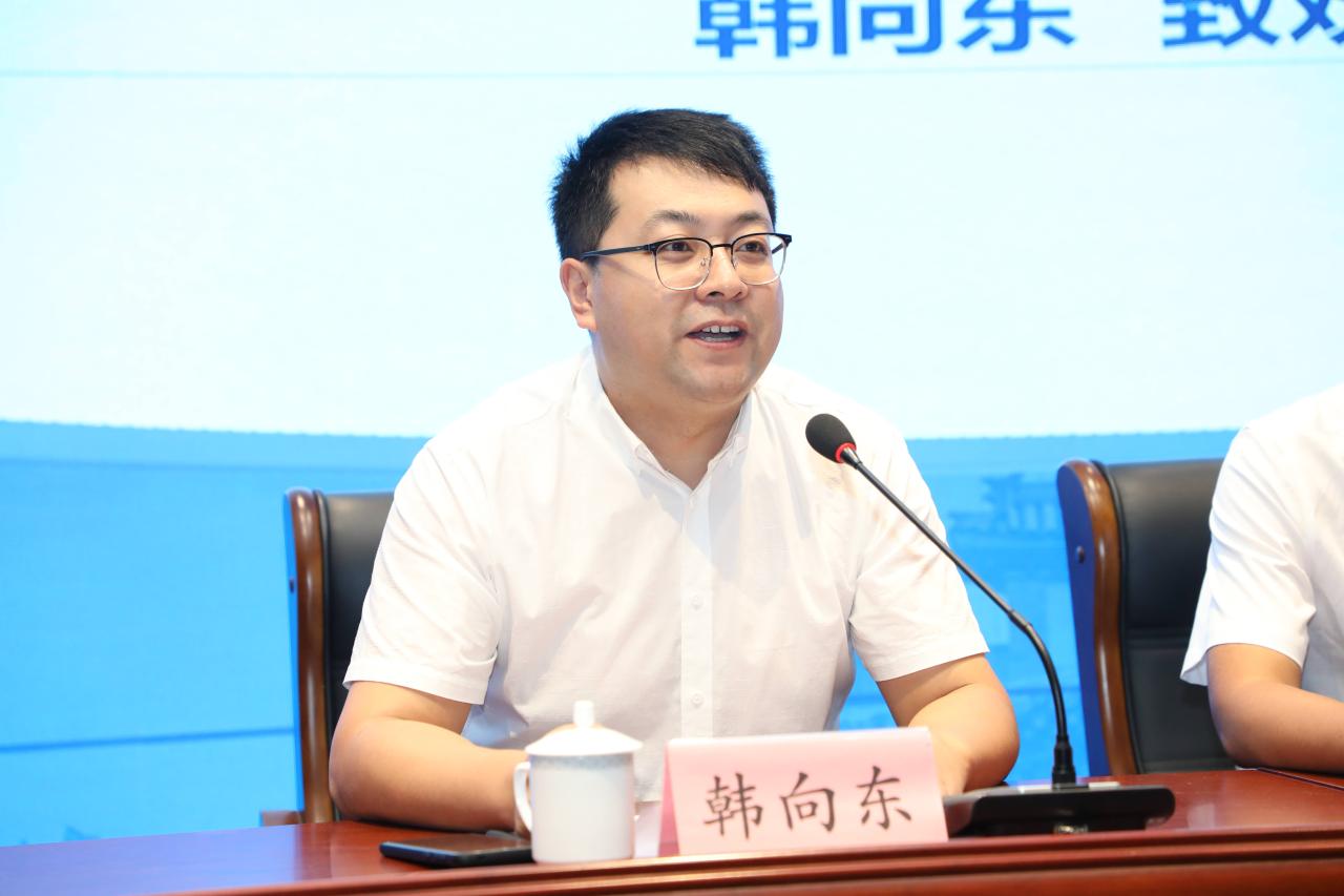 图二：北京师范大学珠海校区继续教育与教师培训学院培训部主任韩向东致欢迎辞.jpg