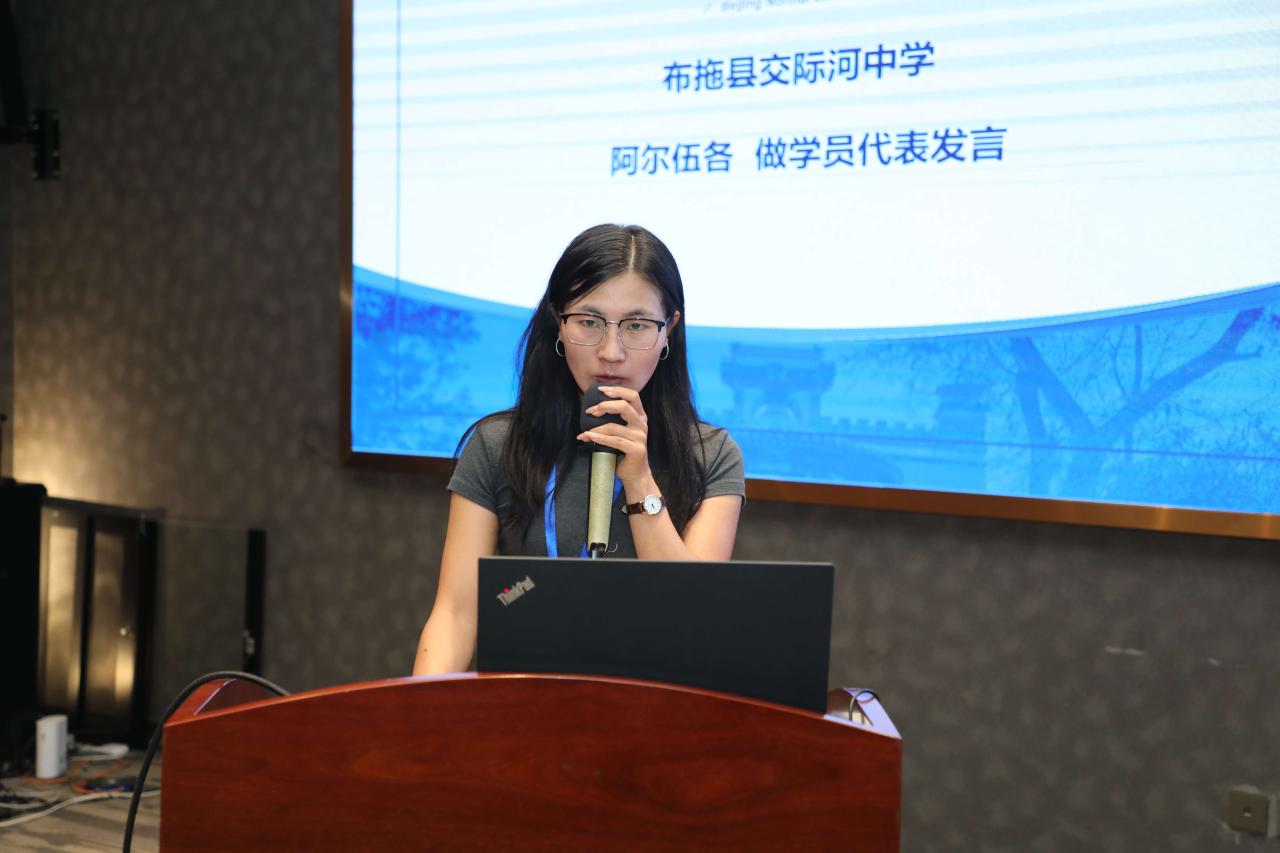 图五：布拖县交际河中学阿尔伍各做学员代表发言.jpg