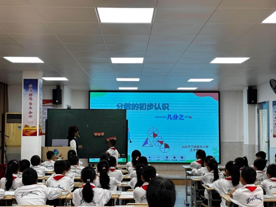 下岐报本小学王冬梅老师进行公开课授课.jpg