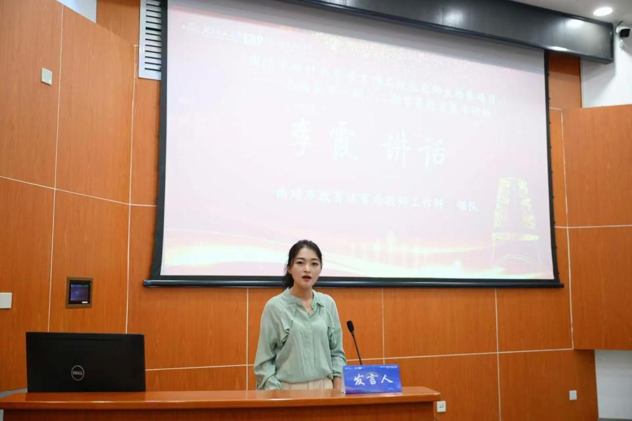 图3：李霞老师讲话.jpg