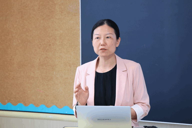 图2：校长考核答辩现场.gif