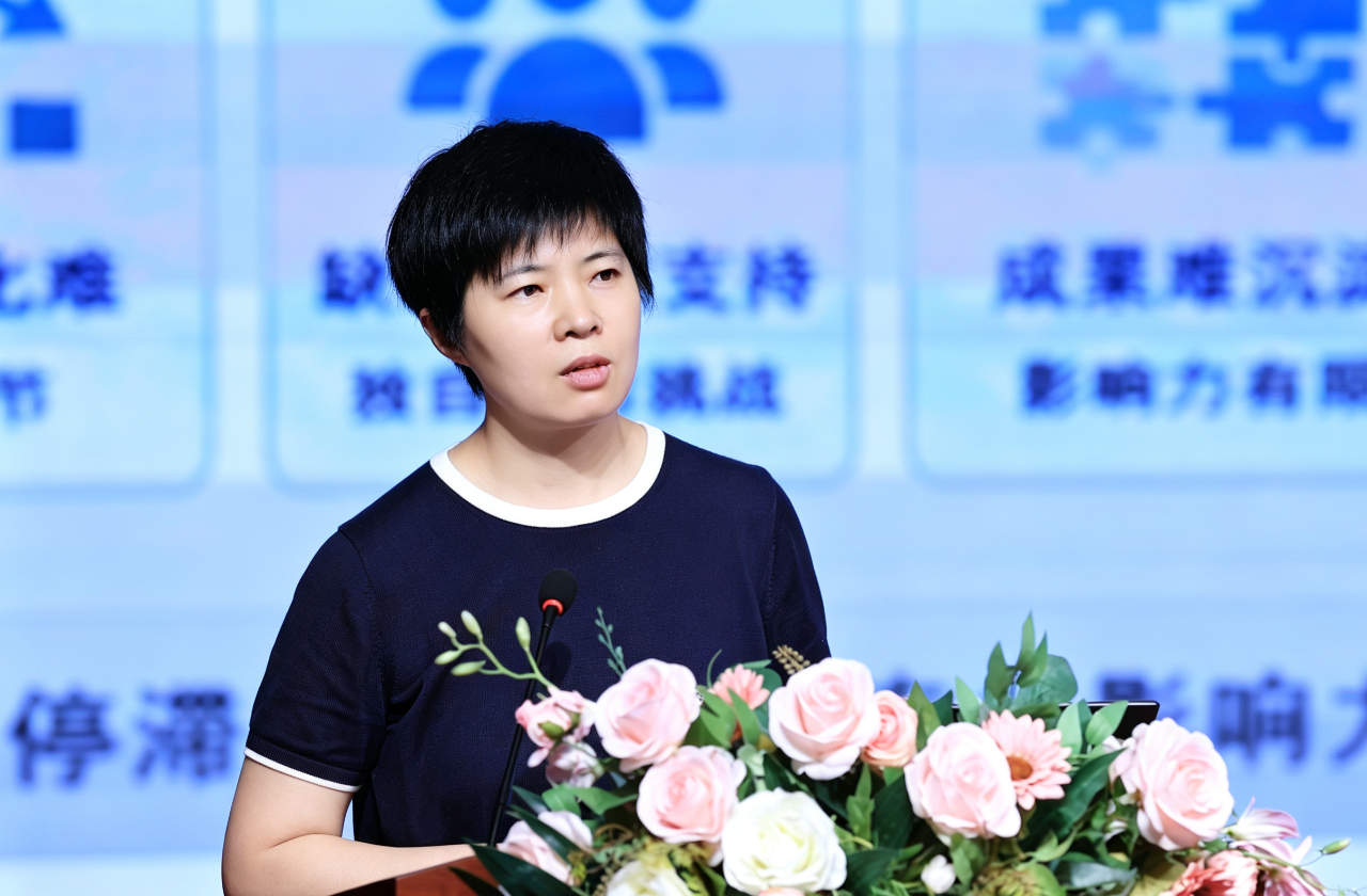 图5：秦晓虹主任作项目总结.png