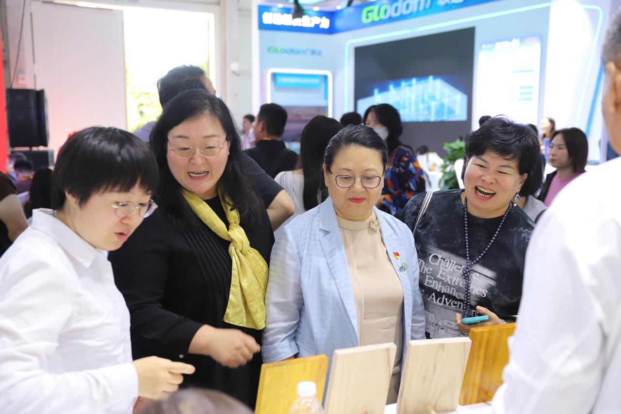 服贸会活动展位参观.jpg 服贸会活动展位参观.jpg